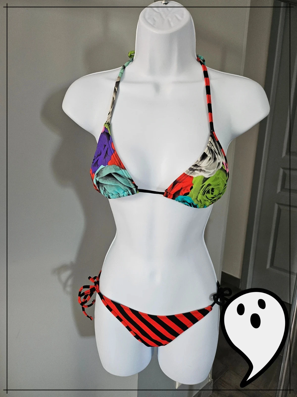 ensemble bikinie maillot de bain volcim rayure rouge et noir et fleur coloré floral